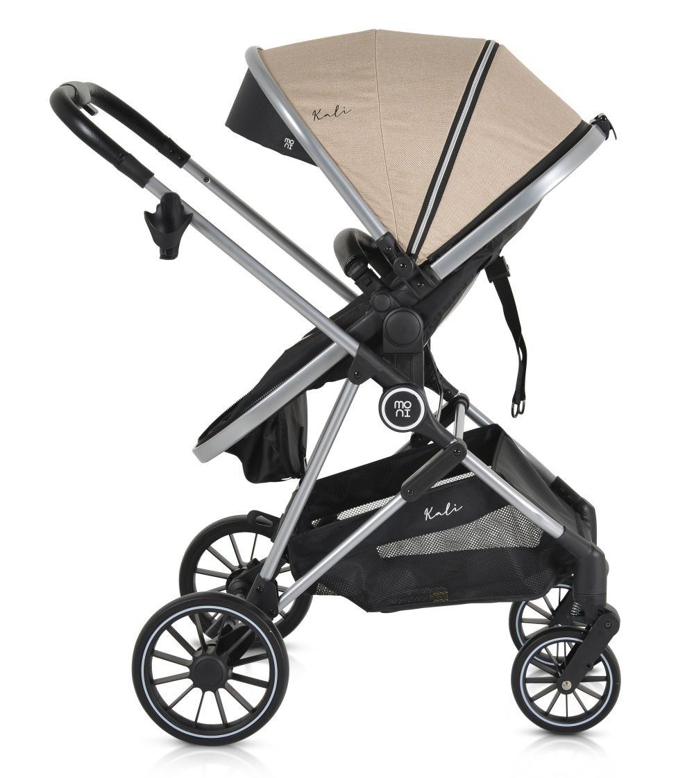 Ein beigefarbener Kinderwagen mit schwarzem Rahmen und schwarzen Rädern. Der Kinderwagen hat ein Verdeck.