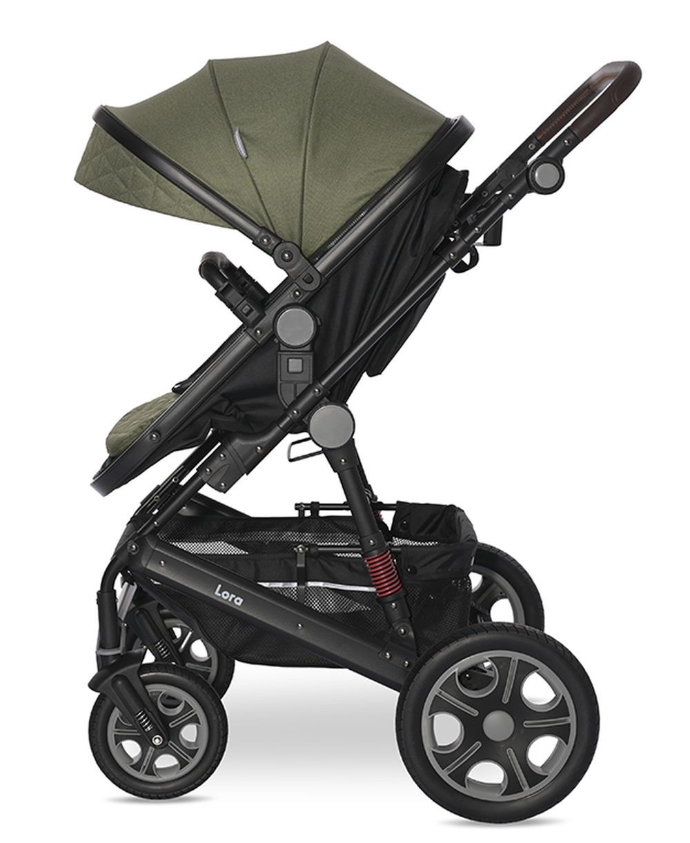 Ein olivgrüner Kinderwagen mit schwarzem Rahmen und grauen Rädern. Der Kinderwagen hat ein Verdeck.