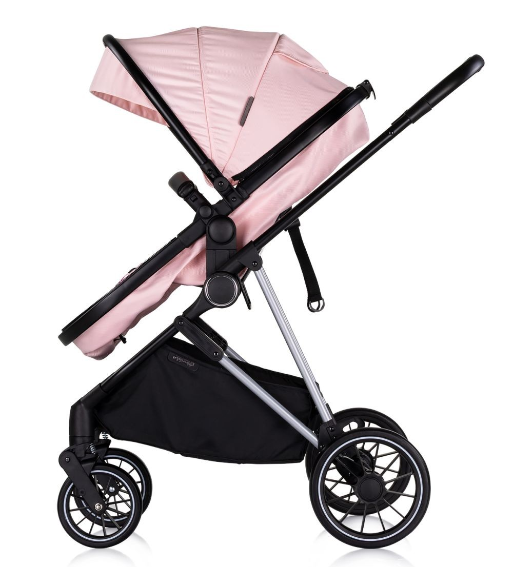 Ein rosa Kinderwagen mit schwarzem Rahmen und schwarzem Korb. Er hat ein Verdeck.