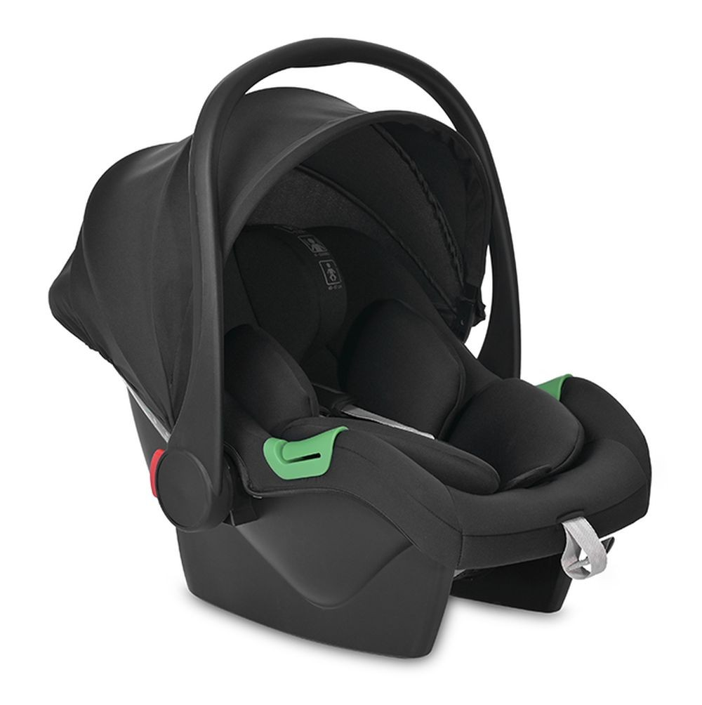 Asiento de coche negro con capota negra. Tiene cojines de asiento verdes y negros, y un asa gris.