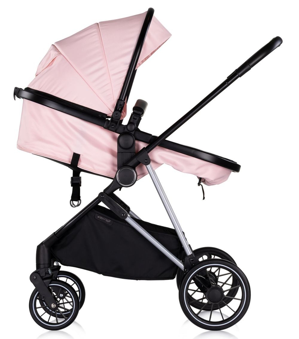 Ein rosa Kinderwagen mit schwarzem Rahmen und Verdeck. Der Kinderwagen steht auf weißem Hintergrund.