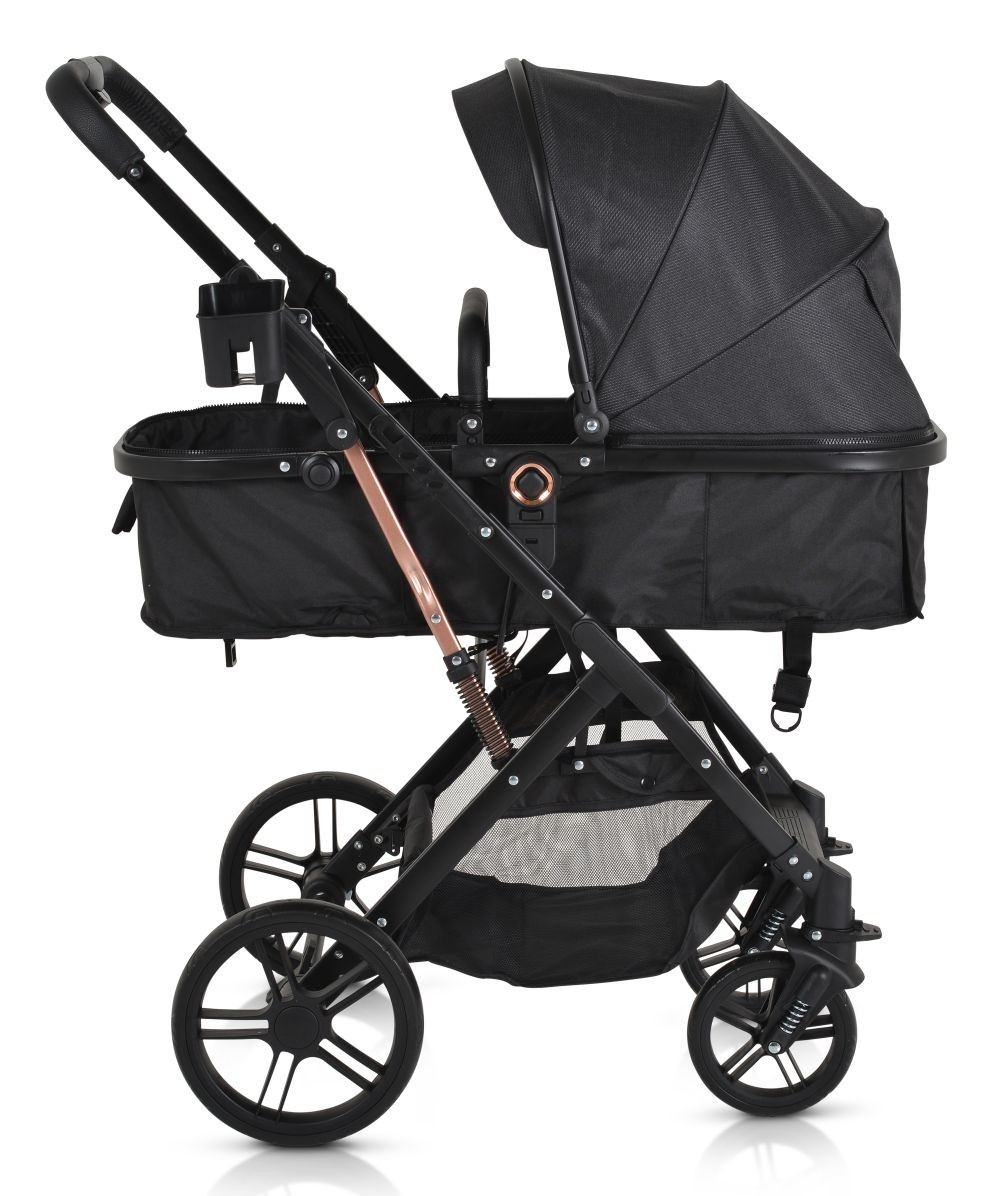 Schwarzer Kinderwagen, von der Seite gesehen. Der Kinderwagen hat ein schwarzes Gestell und einen braunen Griff.