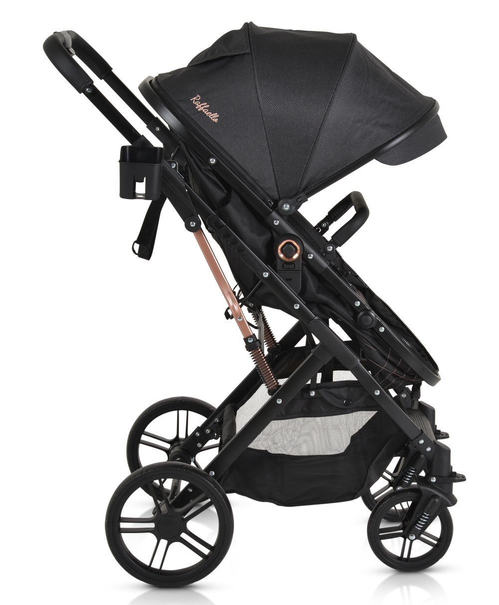Seitenansicht eines schwarzen Baby-Kinderwagens mit schwarzem Verdeck und Becherhalter auf weißem Hintergrund.