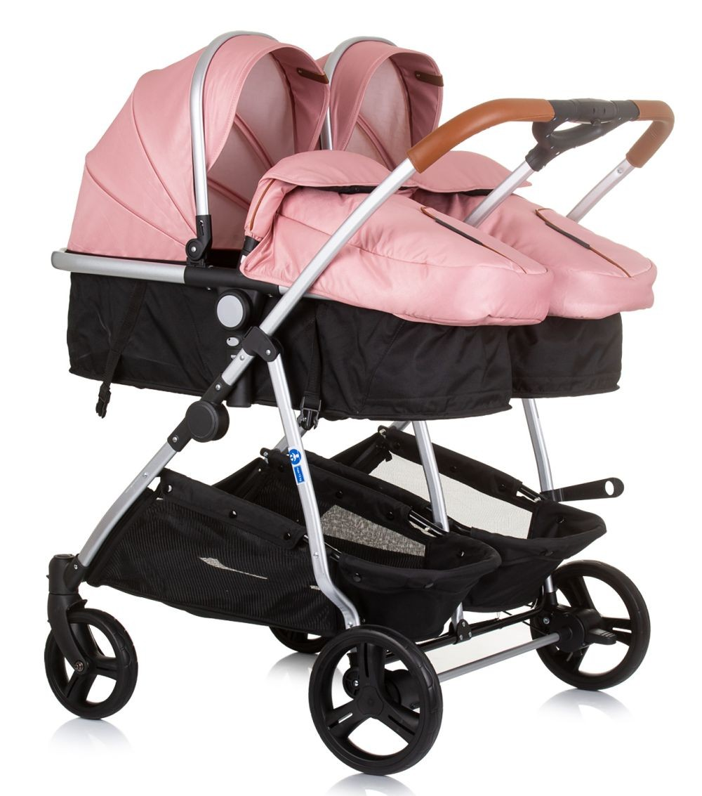 Rosa und rosa Doppelkinderwagen, Seitenansicht. Weißer Hintergrund.