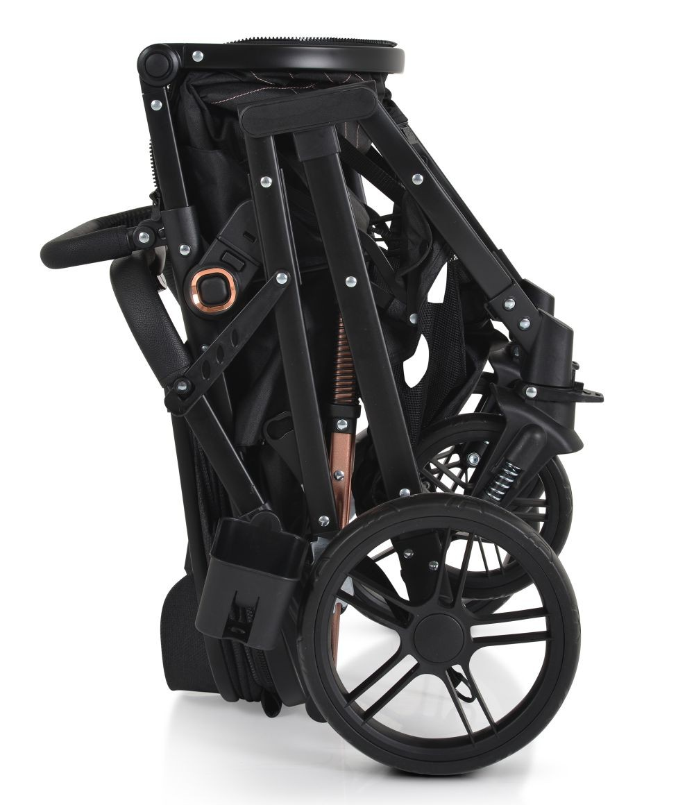 Ein schwarzer Kinderwagen zusammengeklappt. Die Räder sind an der Seite und der Rahmen ist kompakt.