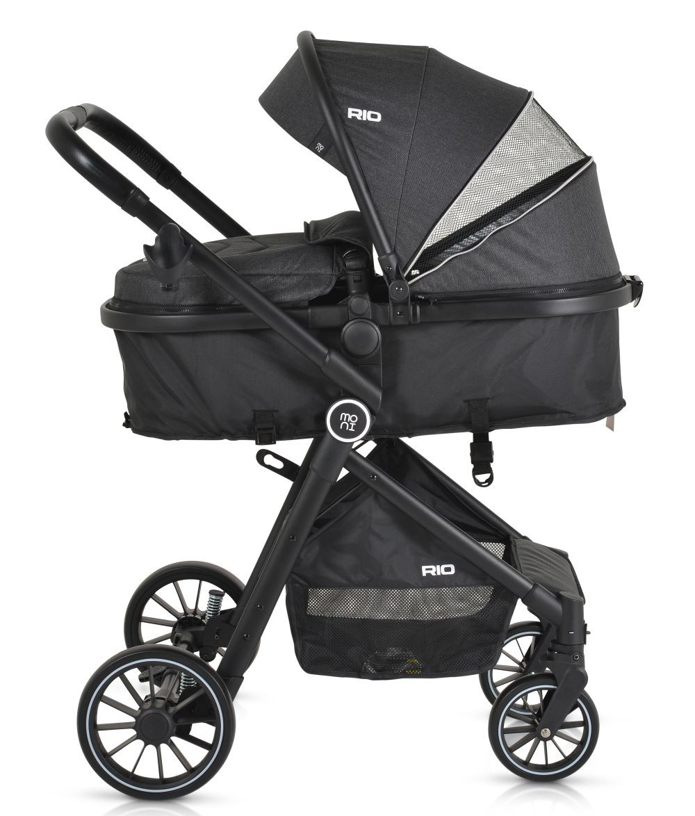 Schwarzer Kinderwagen, Seitenansicht. Graues Verdeck. Weißer Hintergrund.