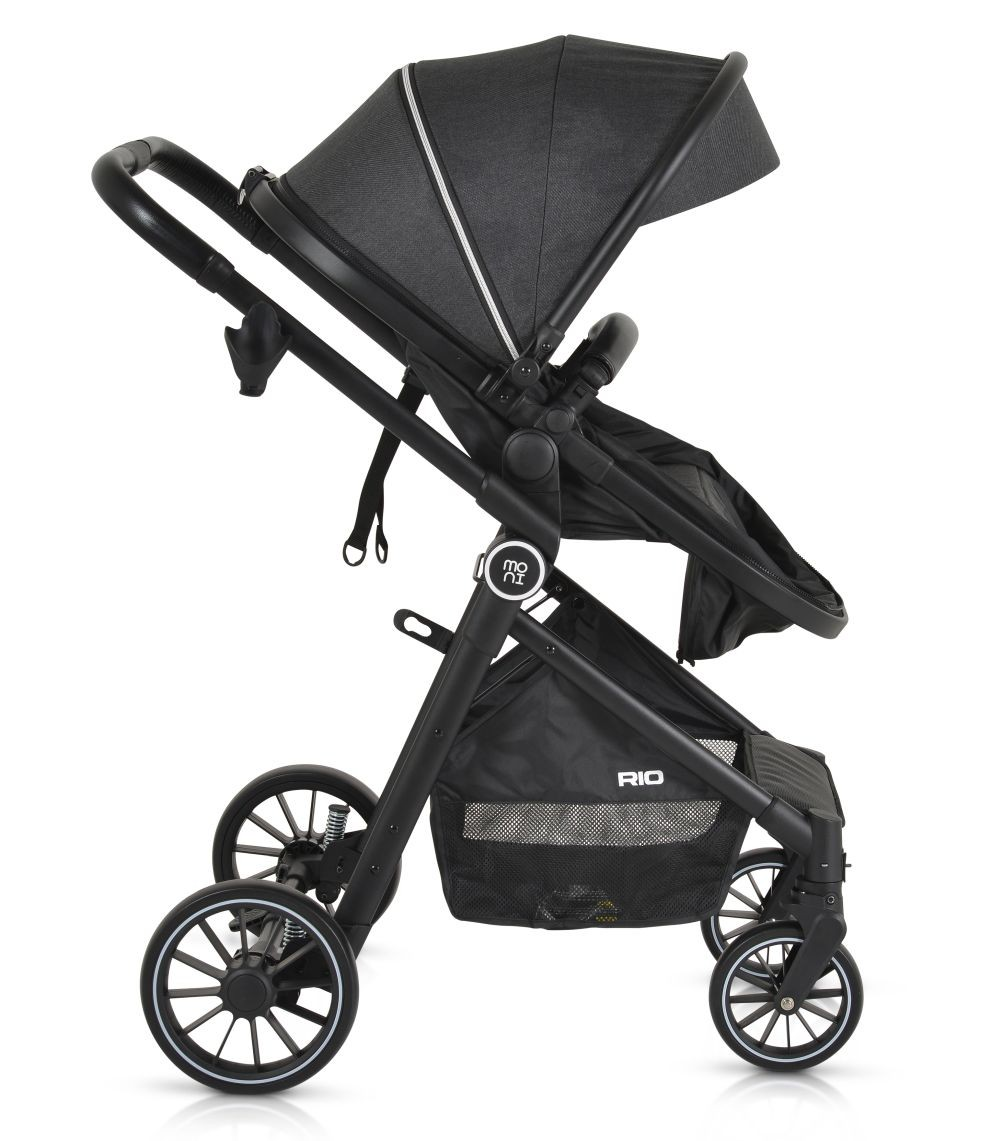 Ein schwarzer Kinderwagen mit grauem Verdeck und schwarzen Rädern, auf weißem Hintergrund.