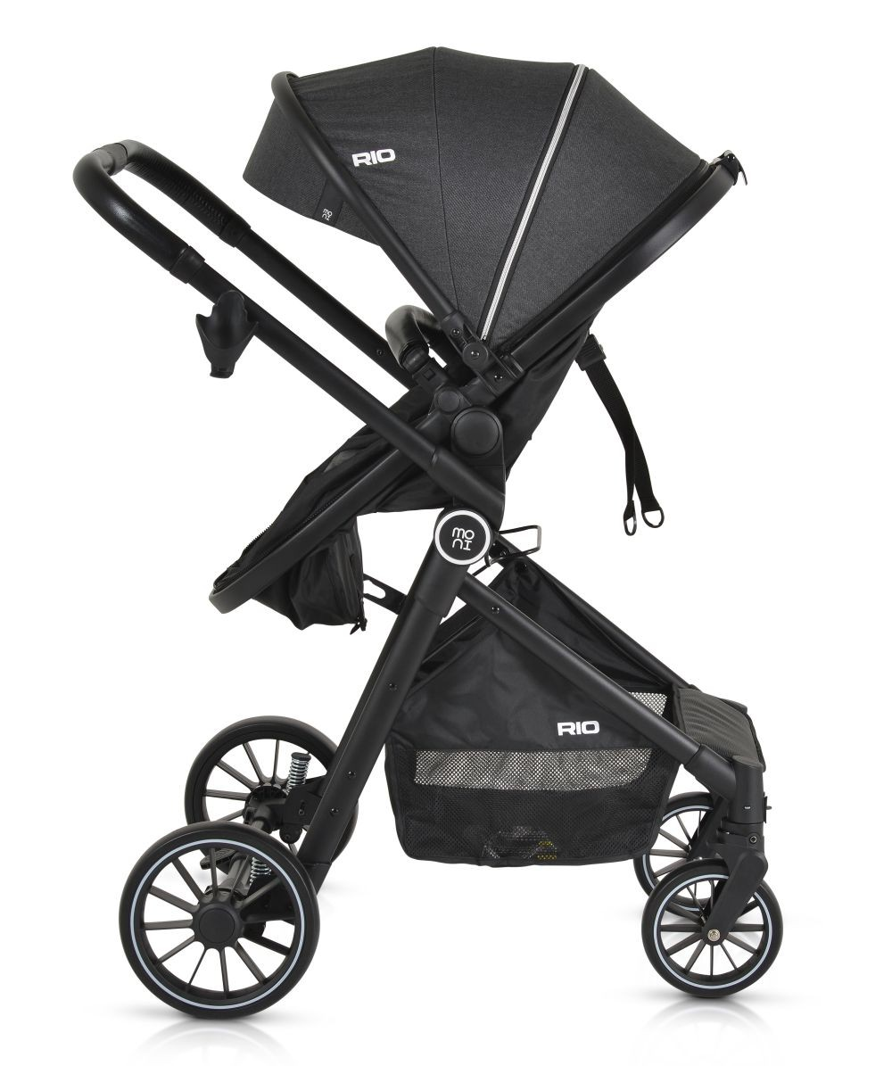 Ein schwarzer Kinderwagen mit grauem Verdeck, schwarzem Rahmen und Rädern. Er hat einen Korb.