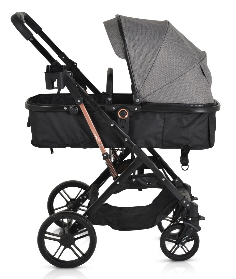 Ein schwarzer Kinderwagen mit schwarzem Korb, grauem Verdeck und schwarzen Rädern. Er hat einen schwarzen Rahmen.