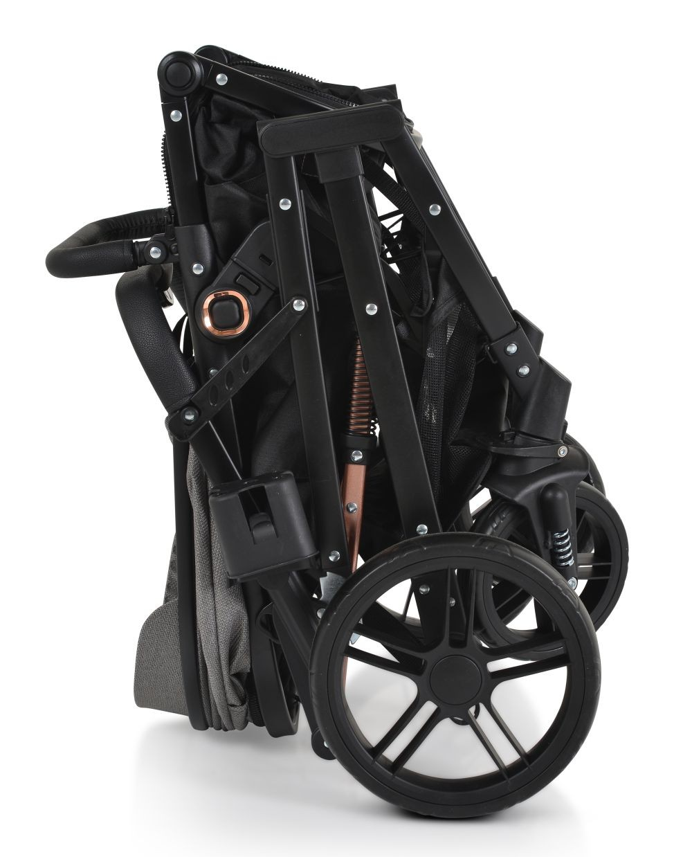 Gefalteter schwarzer Kinderwagen, Seitenansicht. Weißer Hintergrund.