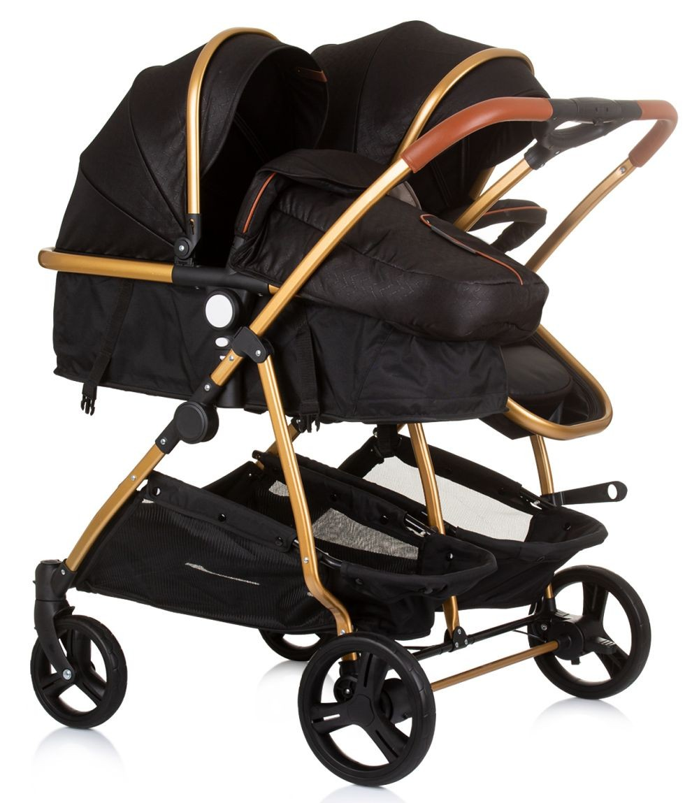 Doppelkinderwagen, schwarz und gold, Seitenansicht, auf Weiß. Schwarze Sitze, goldener Rahmen.