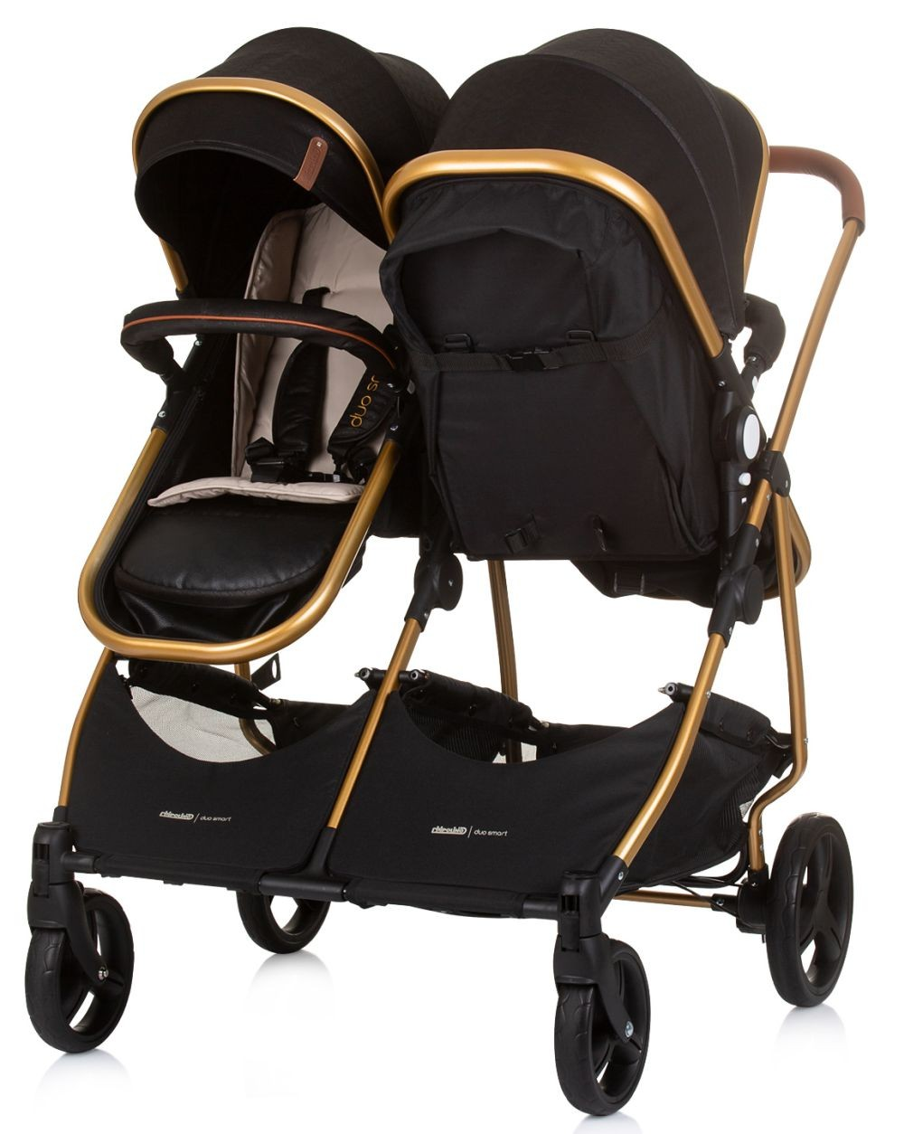 Cochecito doble negro y dorado con dos asientos. Un asiento es beige, el otro negro.