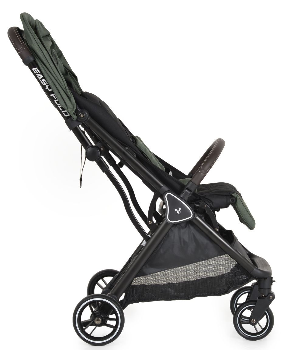 Grüner Kinderwagen mit schwarzem Rahmen und Verdeck. Seitenansicht, mit Easy Fold auf dem Rahmen.
