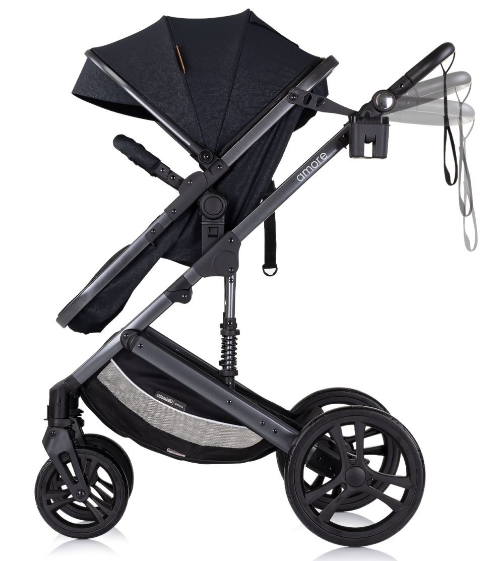 Schwarzer Kinderwagen, Seitenansicht, mit Verdeck, Griff und Rädern auf weißem Hintergrund.