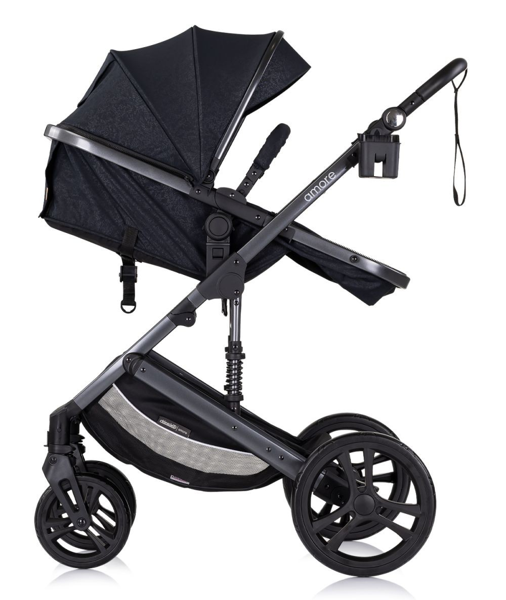 Schwarzer Kinderwagen, Seitenansicht, mit Verdeck, Griff und Rädern auf weißem Hintergrund.