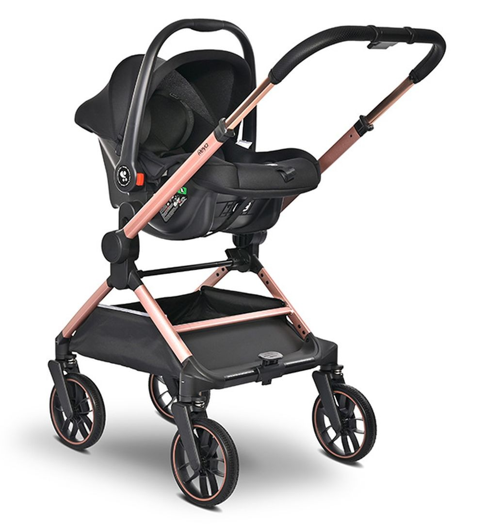 Cochecito negro y oro rosa con asiento de coche y marco negro.