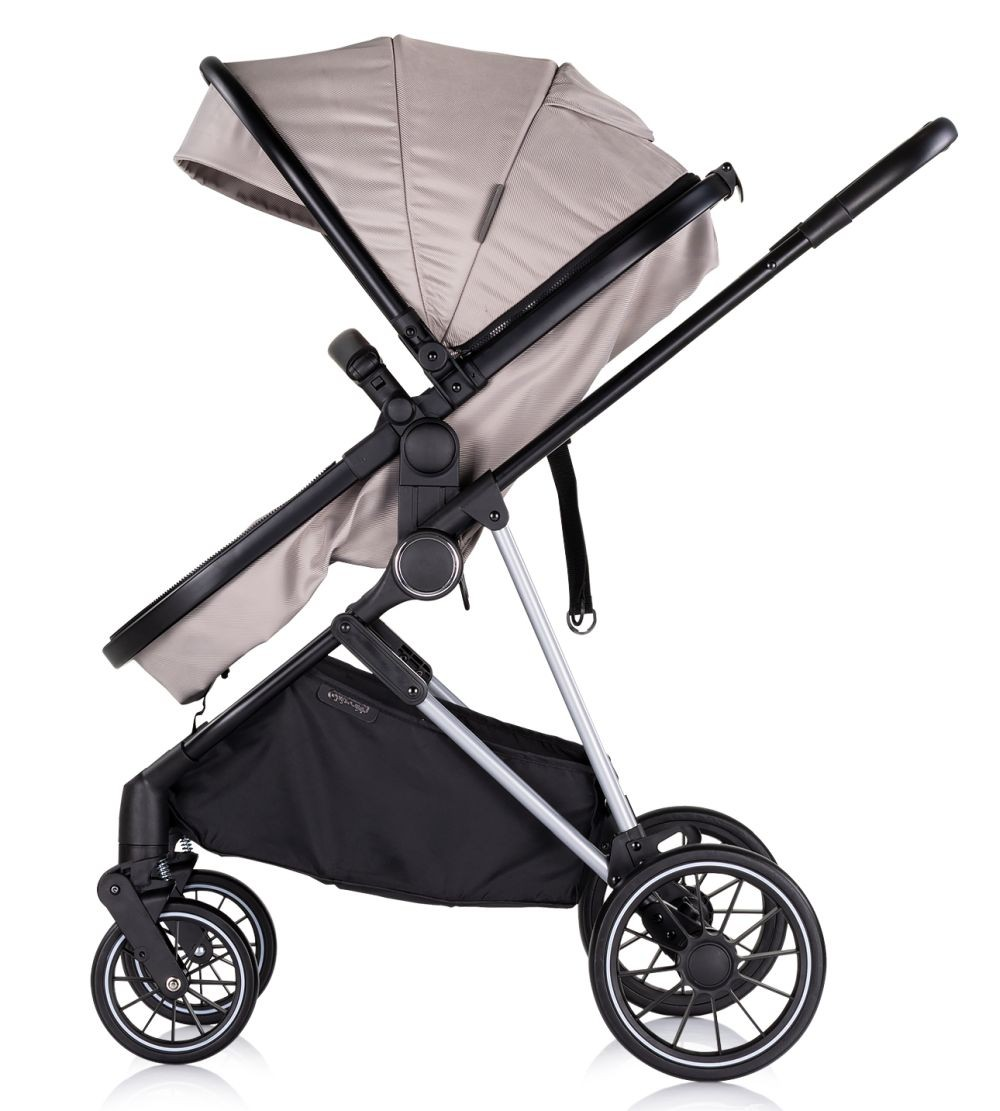 Beiger Kinderwagen mit schwarzem Rahmen auf weißem Hintergrund.