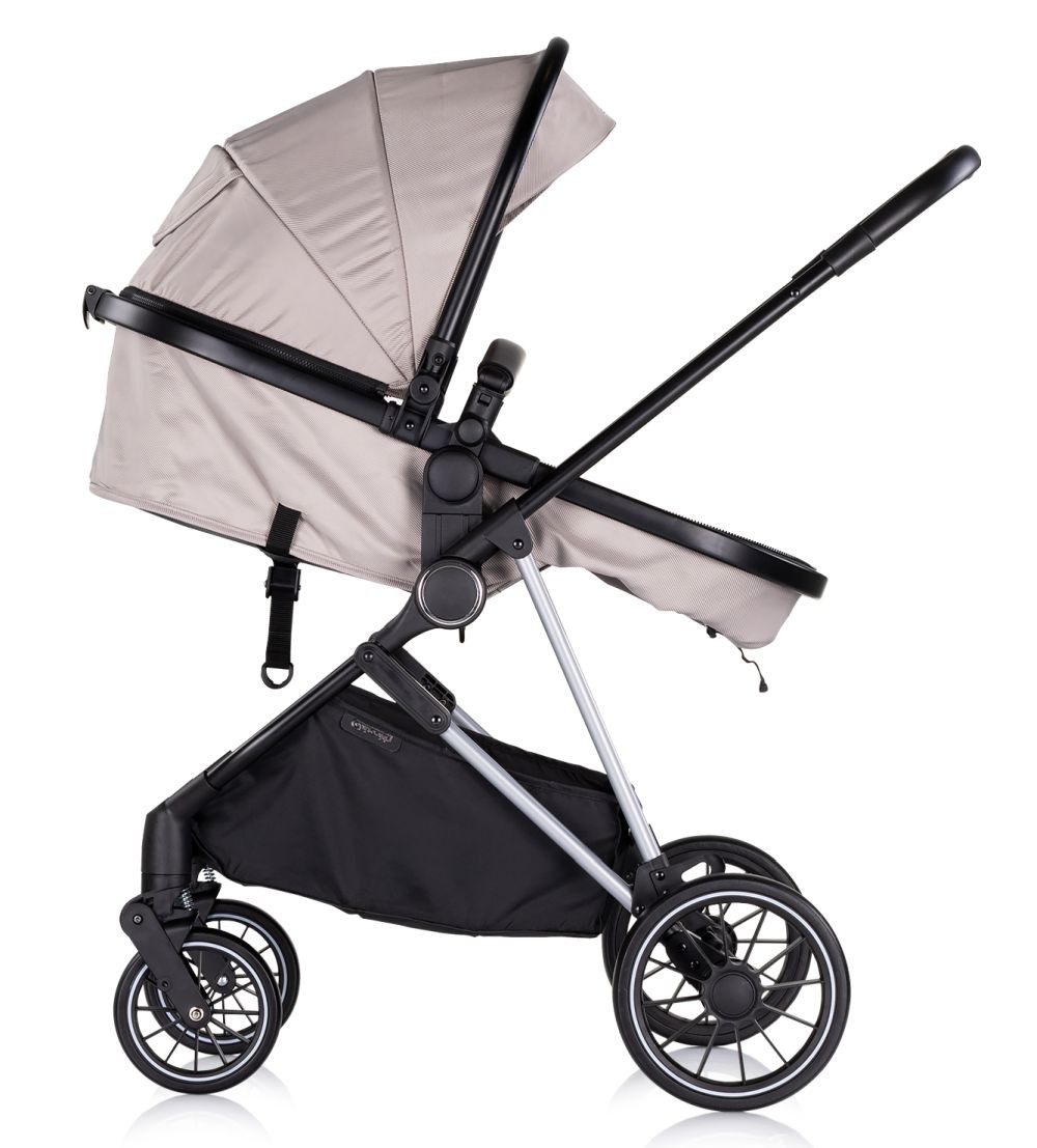 Beiger Kinderwagen mit schwarzem Rahmen auf weißem Hintergrund.