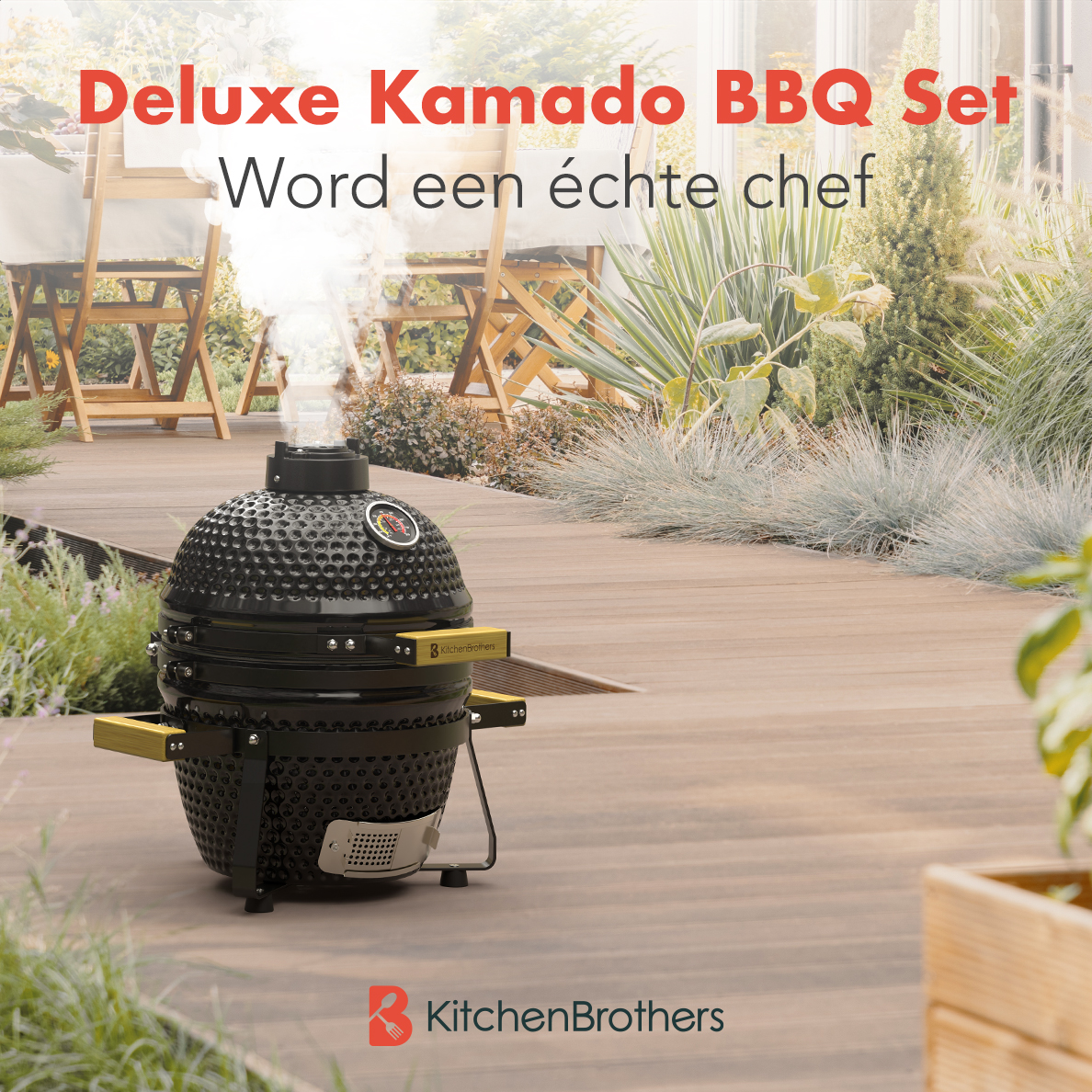 Zwarte Kamado BBQ grill met houten accenten, op een terras. Rook stijgt op. Tekst: Deluxe Kamado BBQ Set.