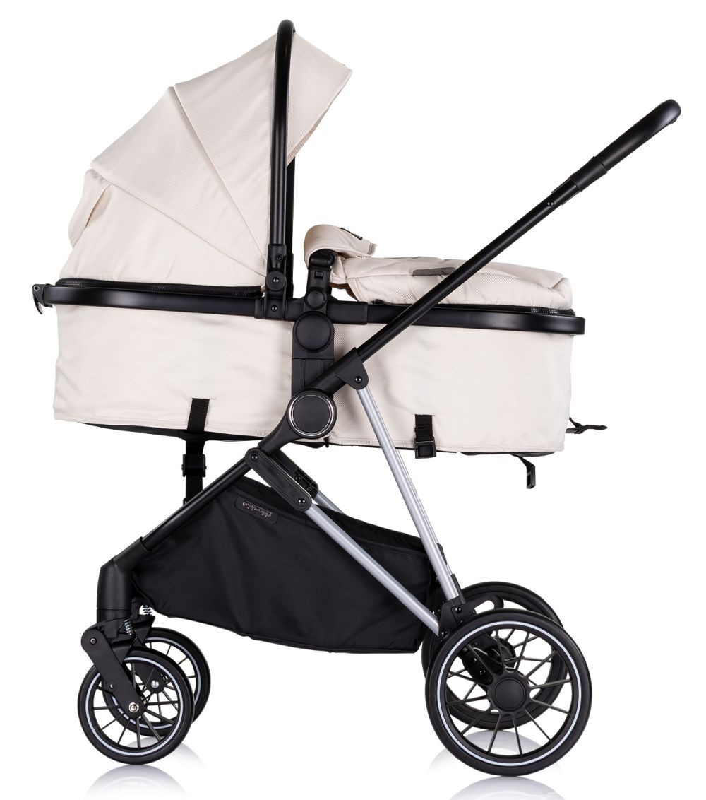 Elfenbeinfarbener Kinderwagen mit schwarzem Rahmen und Rädern. Korb.