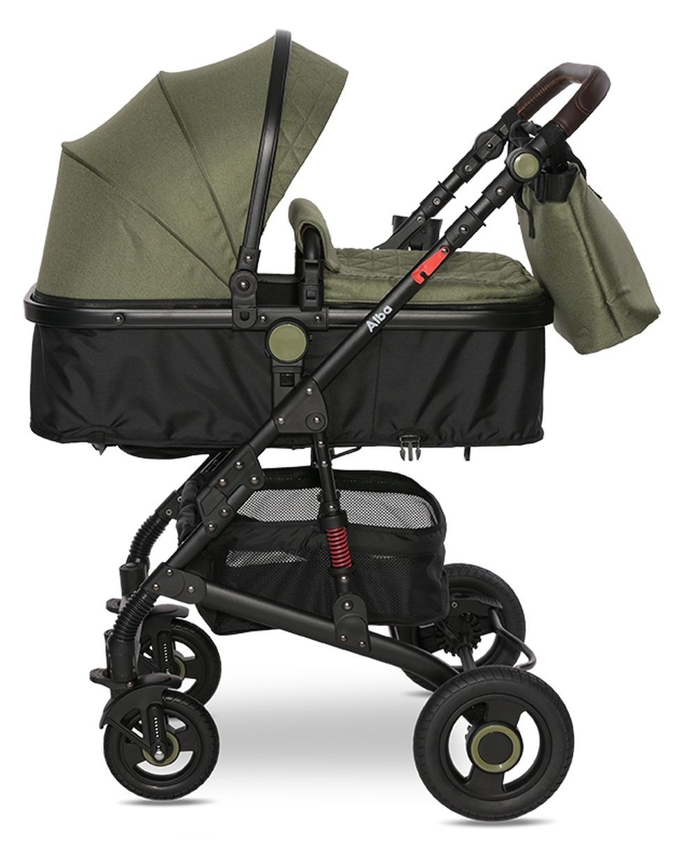Grüner Kinderwagen mit schwarzem Rahmen, Verdeck und Aufbewahrungskorb. Seitenansicht.