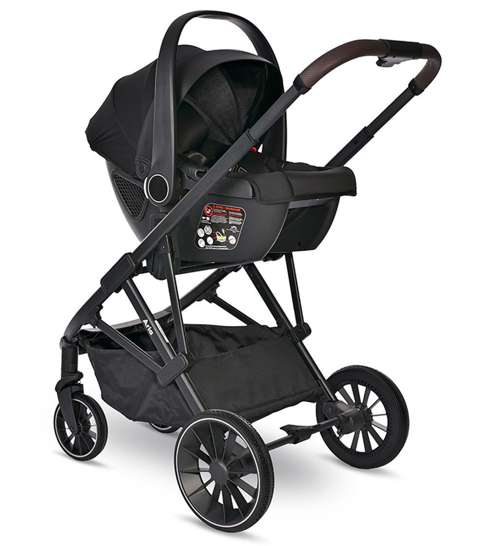 Cochecito negro para bebé con asiento de coche para bebés negro sobre fondo blanco.