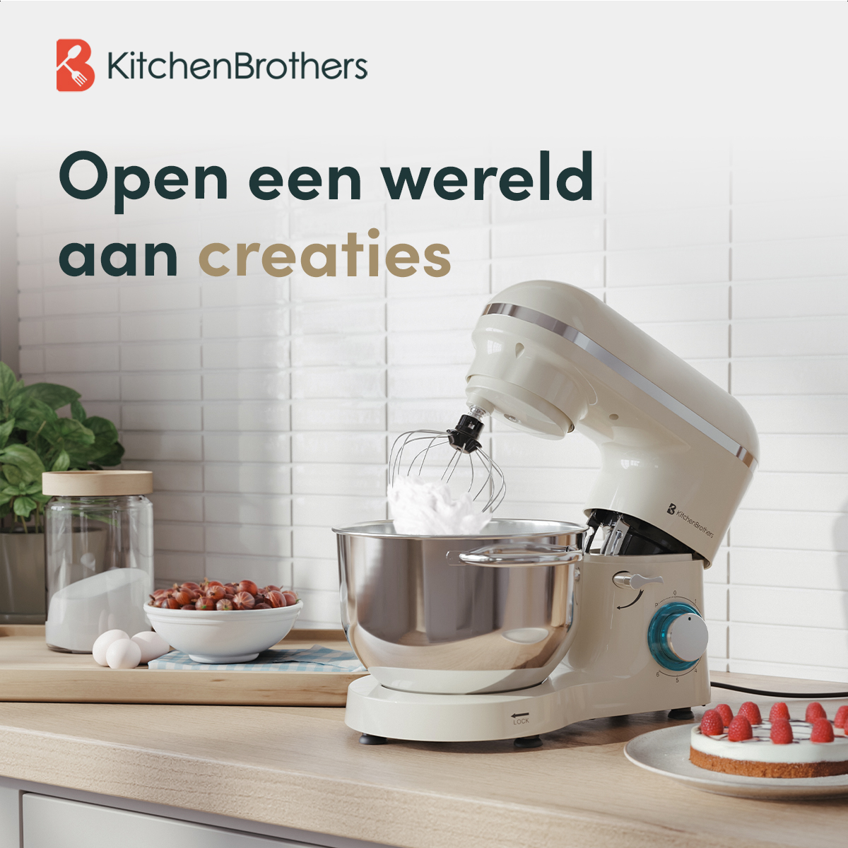 Een witte standmixer met een zilveren kom, slagroom en een taart.