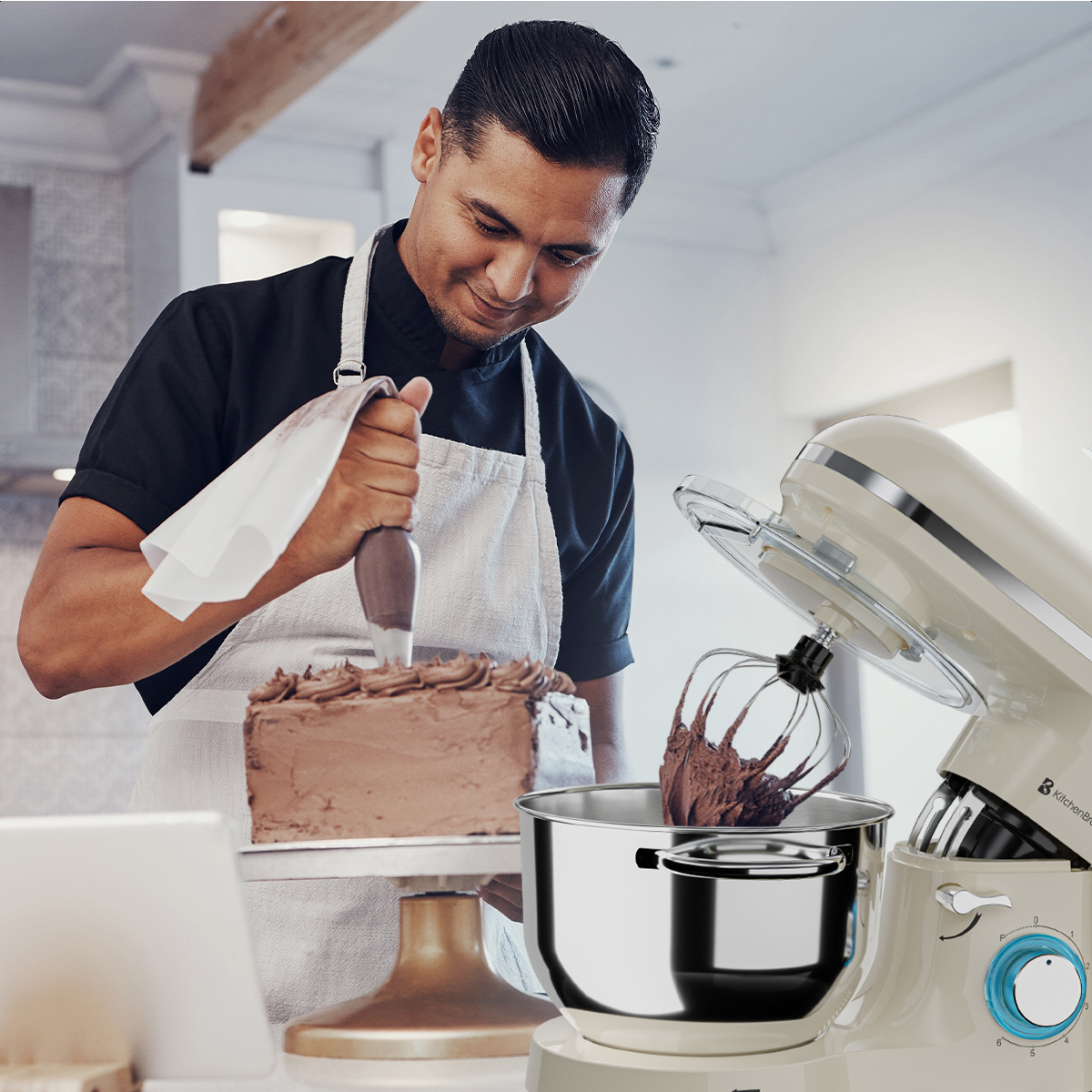 Een man die een taart versiert met een mixer en ingrediënten. Keukenomgeving.
