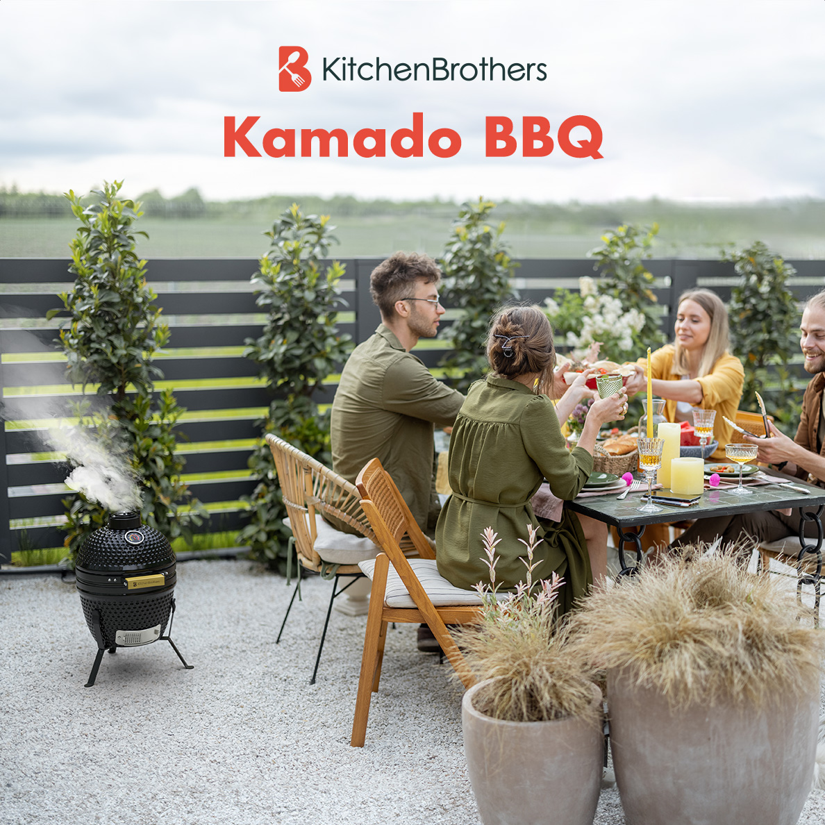 Des personnes dînent en plein air avec un barbecue kamado et de la verdure.