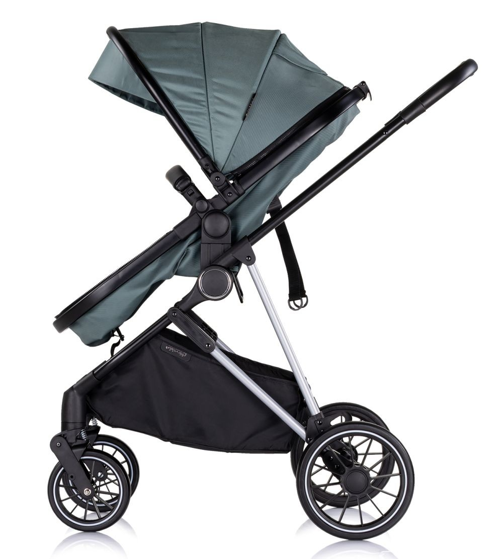 Türkisfarbener Kinderwagen mit schwarzem Rahmen, Seitenansicht, weißer Hintergrund.