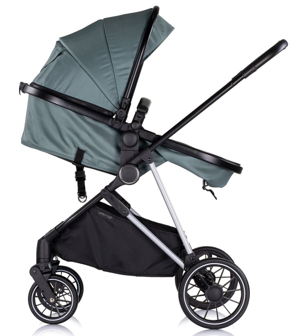 Ein tealfarbener Kinderwagen, Seitenansicht, schwarzer Rahmen, vier Räder, Sonnenblende hoch. Weißer Hintergrund.