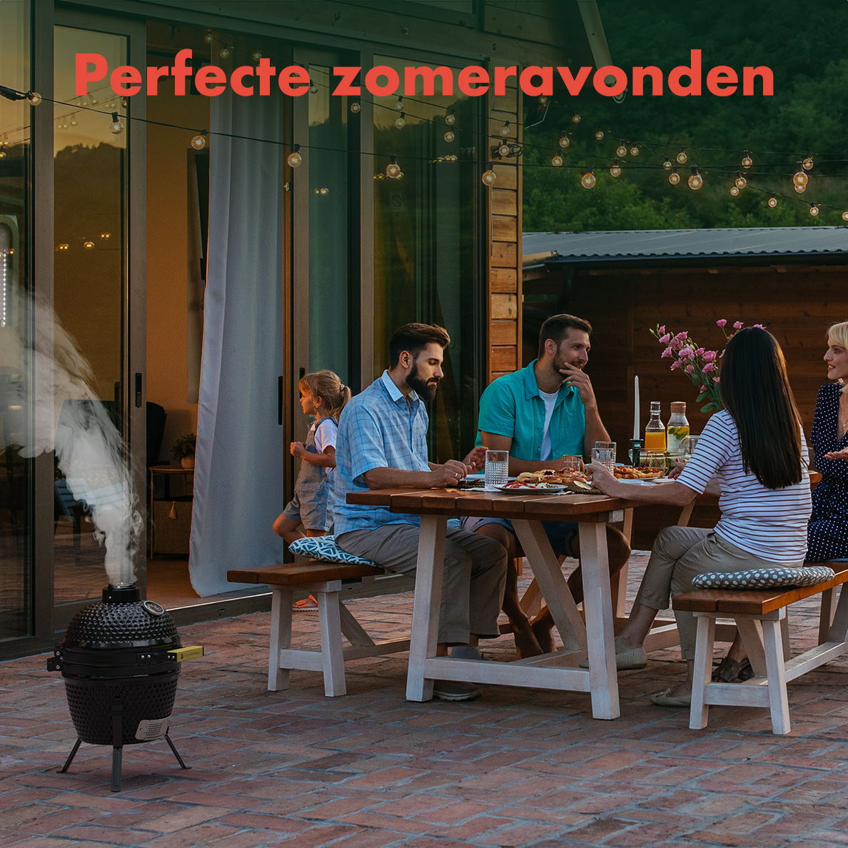 Personnes à table avec un grill, guirlandes lumineuses et texte : 'Perfecte zomeravonden'.