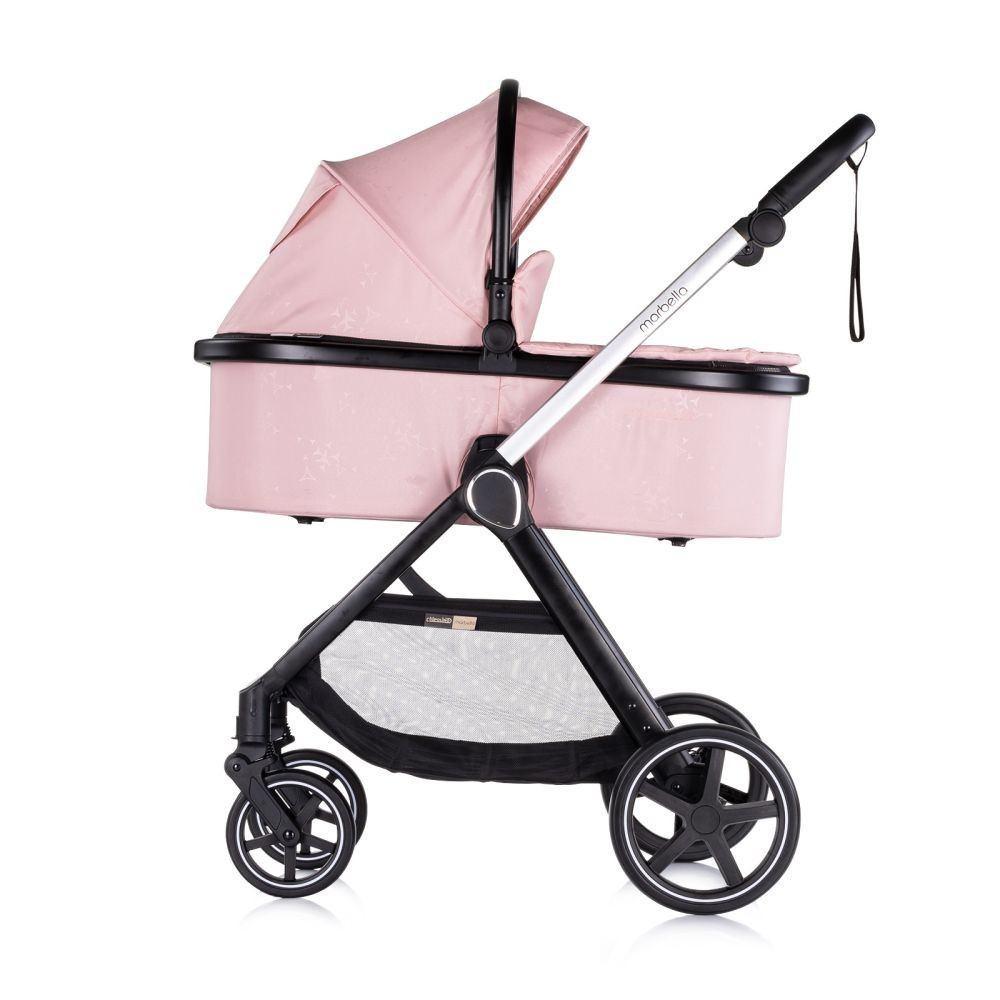 Rosa Kinderwagen, Seitenansicht, schwarzer Rahmen, vier Räder, Sonnenblende hoch. Weißer Hintergrund.