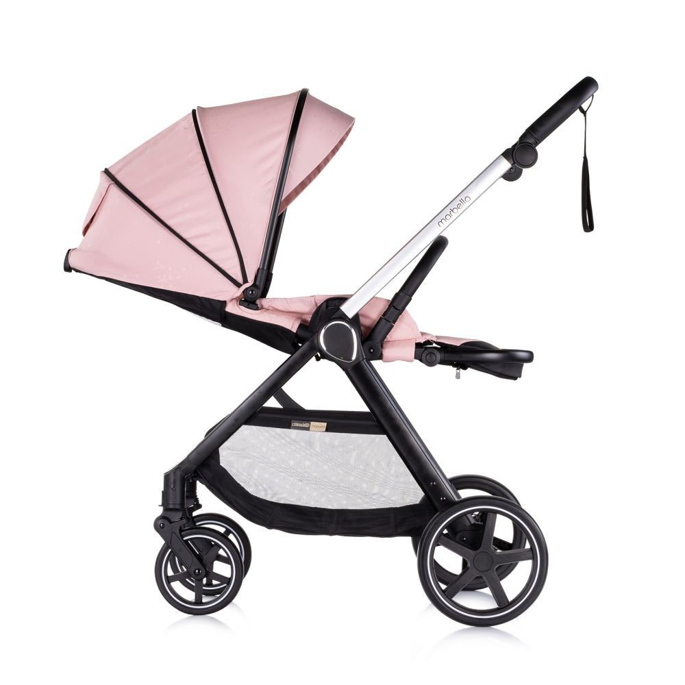 Rosa Kinderwagen, Seitenansicht, schwarzer Rahmen, vier Räder, Sonnenblende hoch. Weißer Hintergrund.