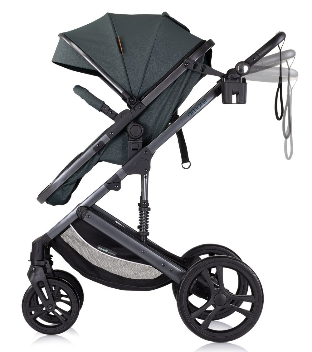 Ein Kinderwagen mit grünem Verdeck, schwarzem Rahmen, schwarzen Rädern und einem schwarzen Korb. Er hat einen Becherhalter.