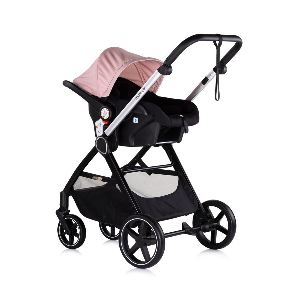 Schwarzer Kinderwagen mit rosa Verdeck und Autositz. Er hat Räder und einen Aufbewahrungskorb.