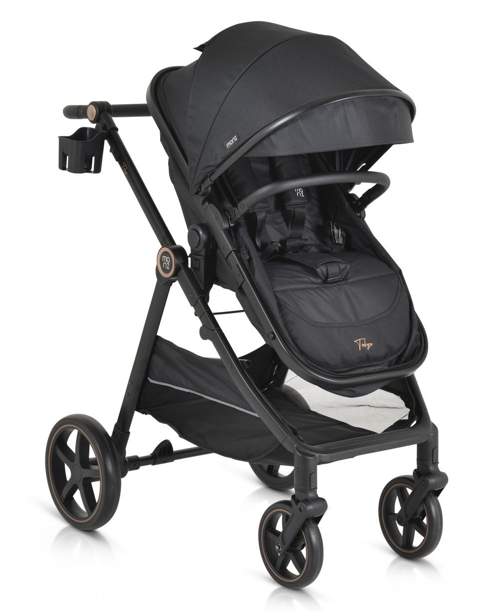 Schwarzer Kinderwagen mit schwarzem Verdeck und goldenen Akzenten. Inklusive Becherhalter und Korb.