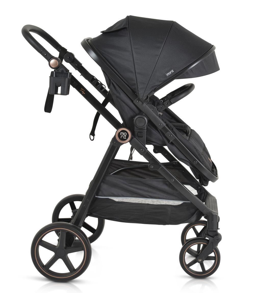 Schwarzer Kinderwagen, Seitenansicht, schwarzer Rahmen, vier Räder, Sonnenblende hoch, Becherhalter. Weißer Hintergrund.
