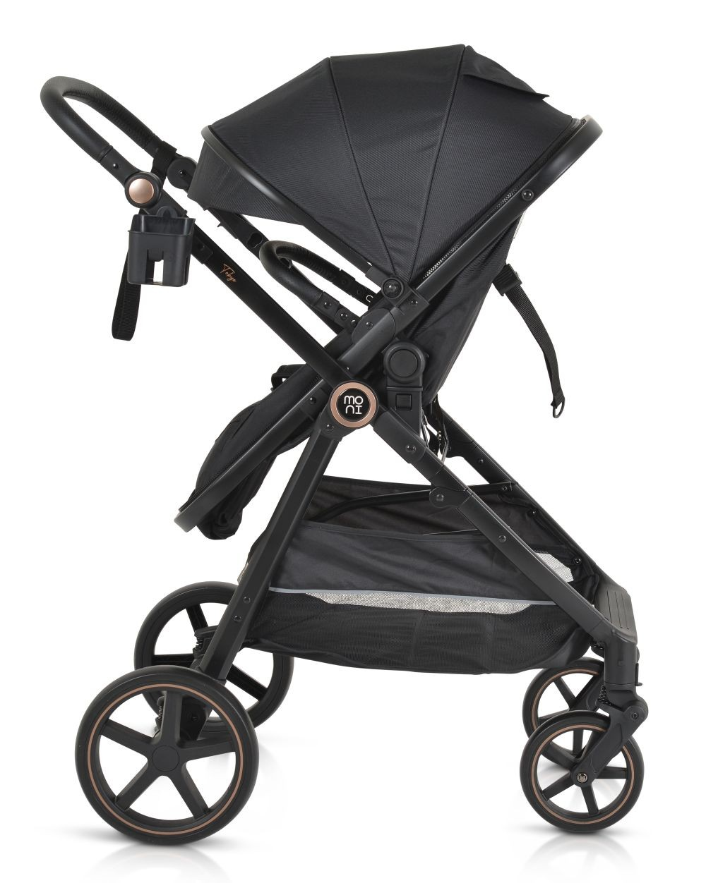 Schwarzer Kinderwagen mit schwarzem Verdeck. Er hat goldene Akzente, einen Becherhalter und einen Korb.