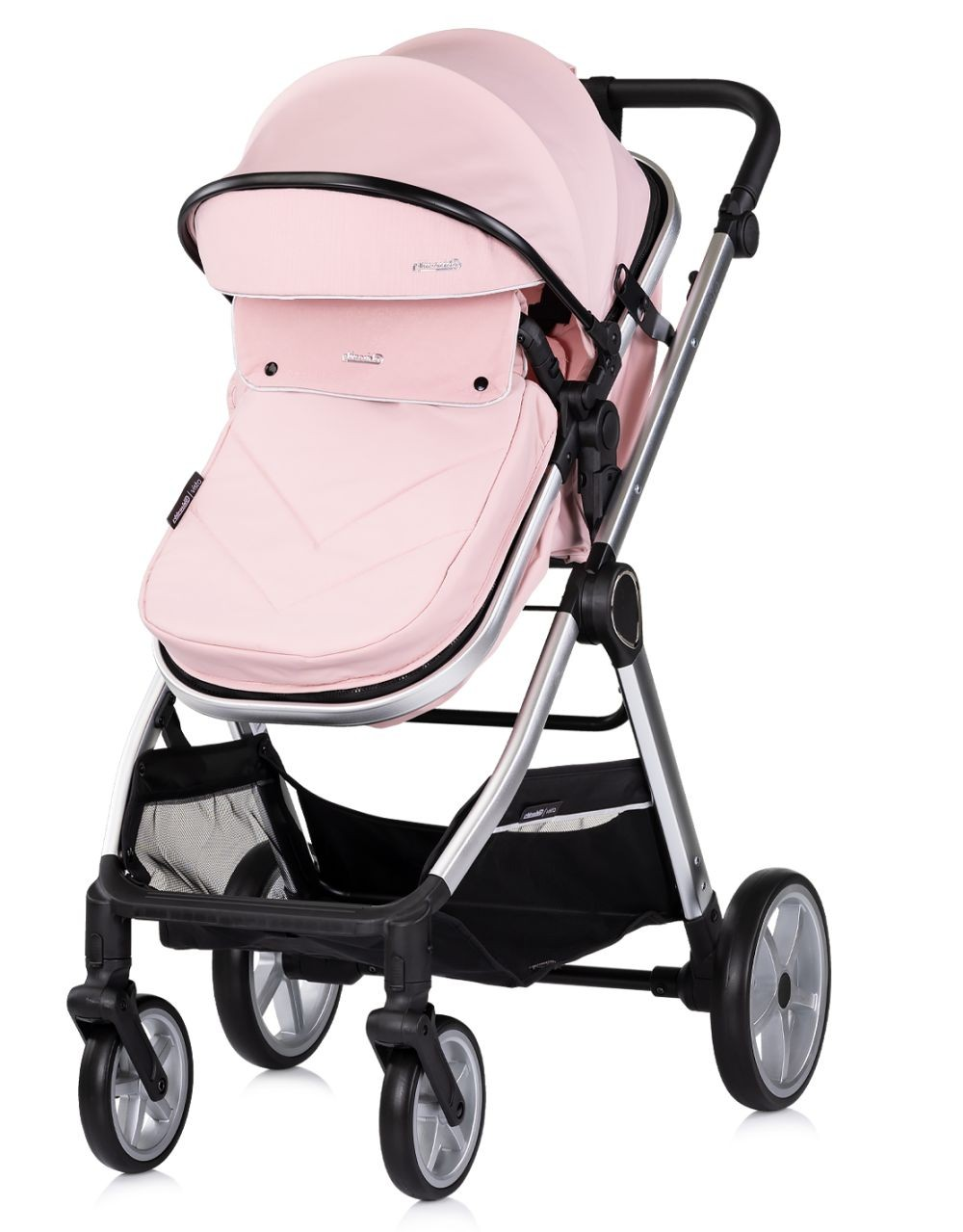 Rosa Kinderwagen, Seitenansicht, schwarzer Rahmen, vier Räder, Sonnenblende hoch. Weißer Hintergrund.