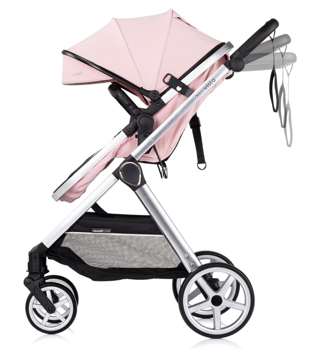 Rosa Kinderwagen mit rosa Verdeck. Er hat silberne Akzente und einen Aufbewahrungskorb.