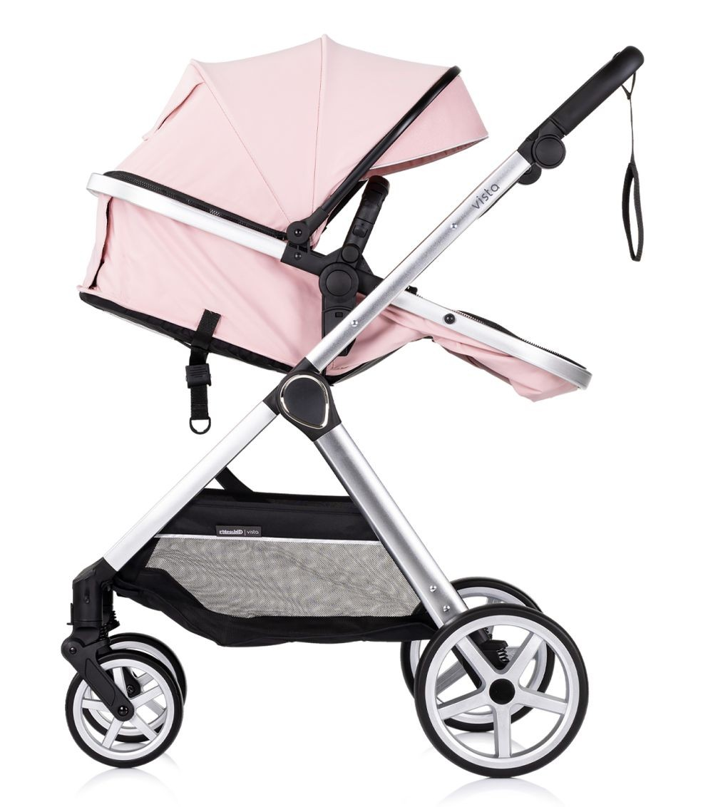 Rosa Kinderwagen, Seitenansicht, schwarzer Rahmen, vier Räder, Sonnenblende hoch. Weißer Hintergrund.