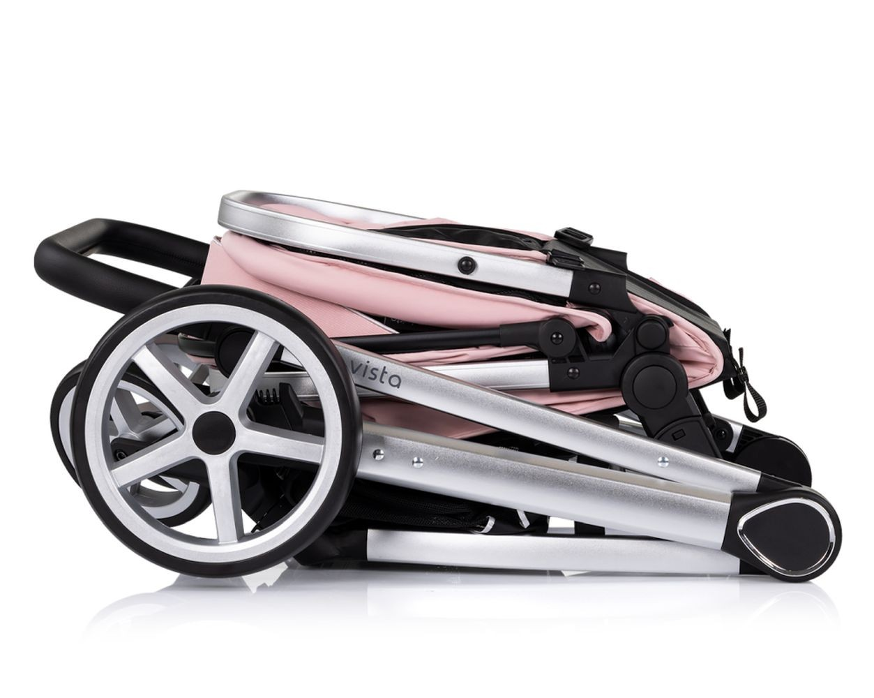 Zusammengeklappter rosa Kinderwagen mit silbernem Rahmen und schwarzen und rosa Akzenten. Räder sichtbar.