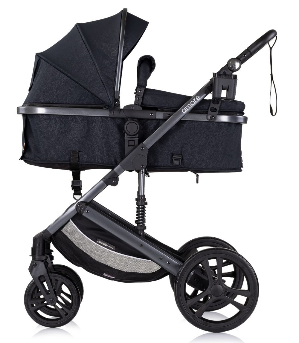 Schwarzer Kinderwagen mit schwarzem Verdeck. Er hat einen Becherhalter und einen Korb.