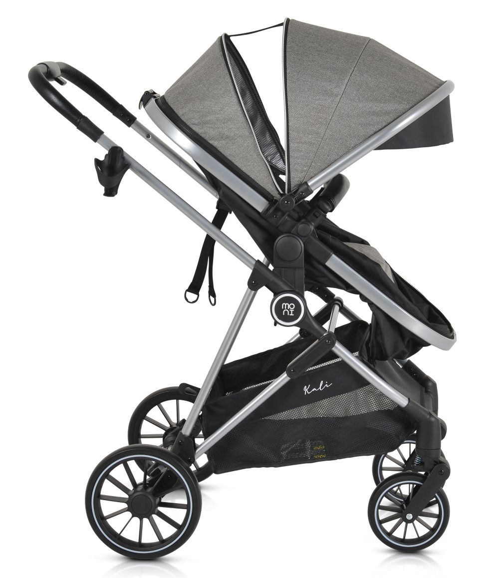 Grauer Kinderwagen mit schwarzem Rahmen und Rädern. Mit Sonnenschutz und Korb. Weißer Hintergrund.
