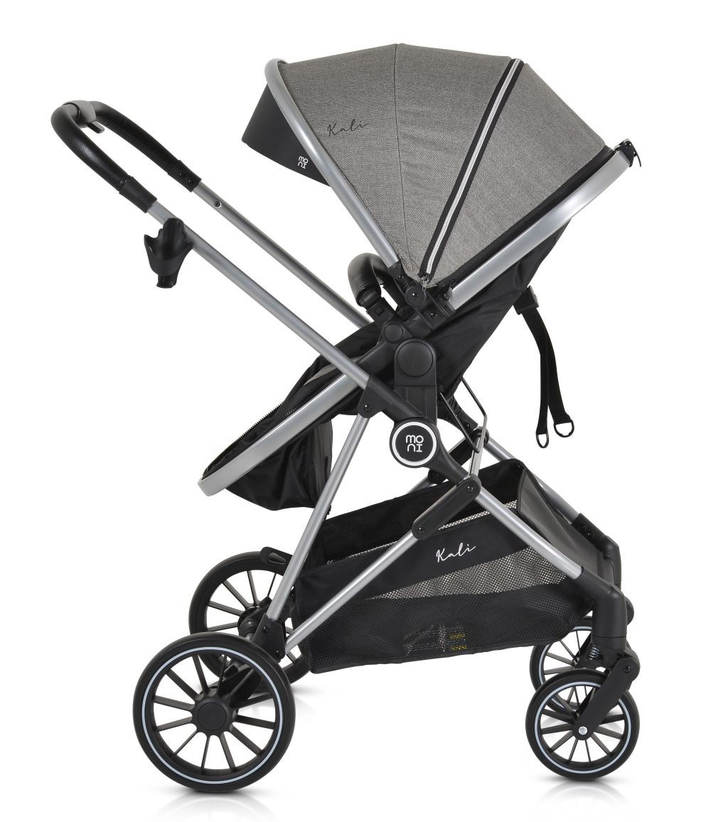 Grauer Kinderwagen mit schwarzem Rahmen und Rädern. Mit Sonnenschutz und Korb. Weißer Hintergrund.