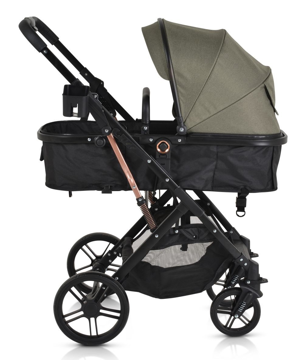 Kinderwagen mit olivgrünem Stoff, schwarzem Rahmen und Rädern. Mit Becherhalter. Weißer Hintergrund.