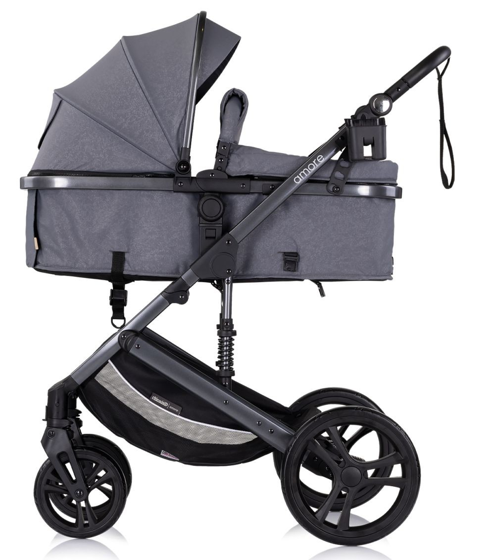 Grauer Kinderwagen mit Verdeck. Er hat einen Becherhalter und einen Korb. Mehrere Ansichten.