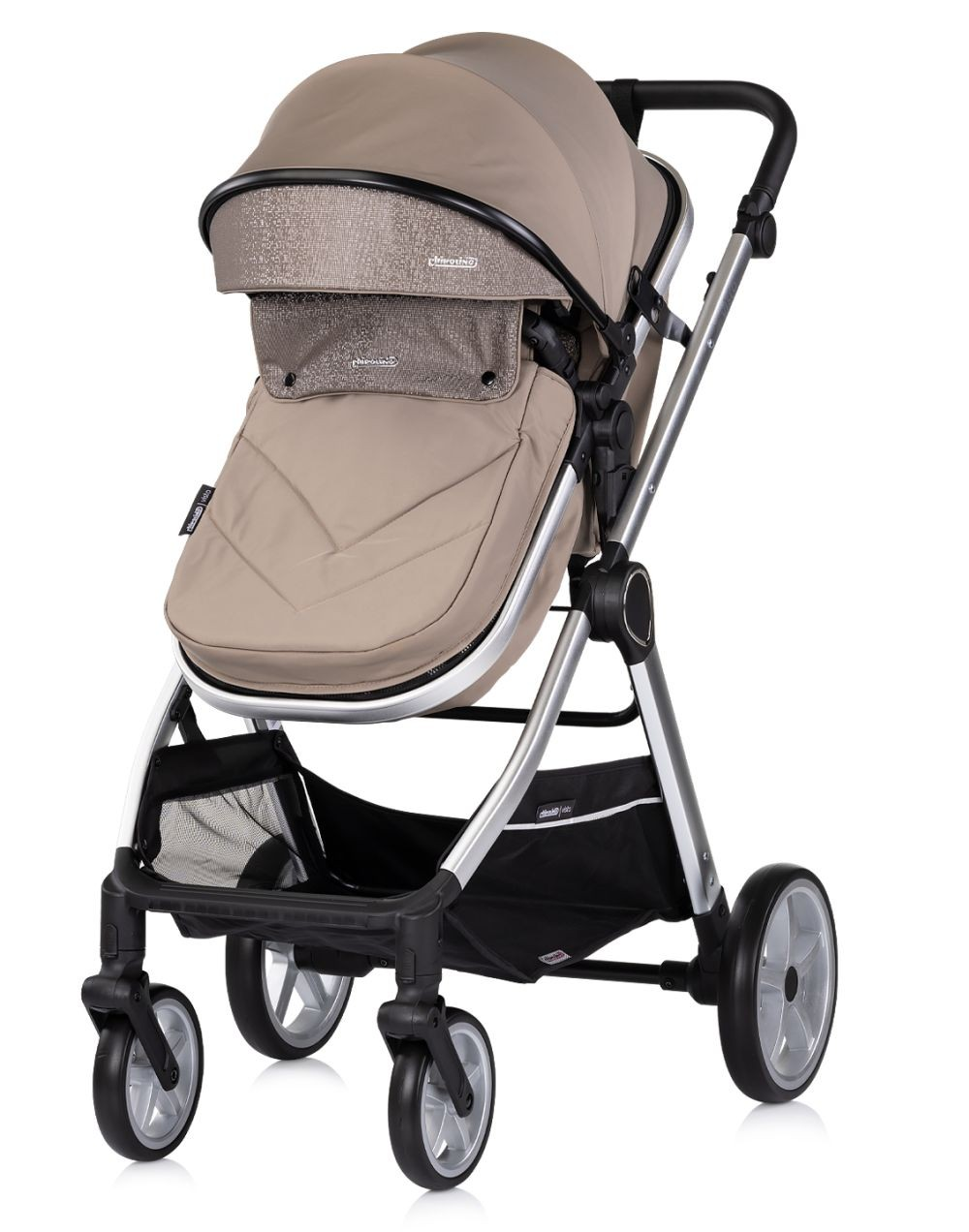 Beiger Kinderwagen mit silbernem Rahmen, schwarzem Korb und vier Rädern. Mit Sonnenschutz. Weißer Hintergrund.