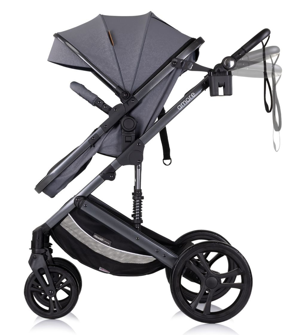 Grauer Kinderwagen mit Verdeck. Er hat einen Becherhalter und einen Korb. Mehrere Ansichten.